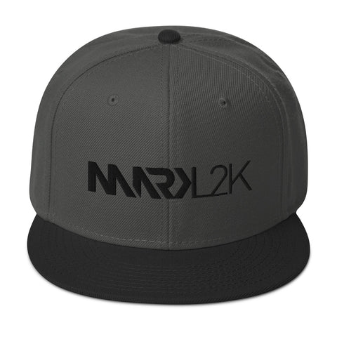MarkL2K - Snapback-Cap mit Stick