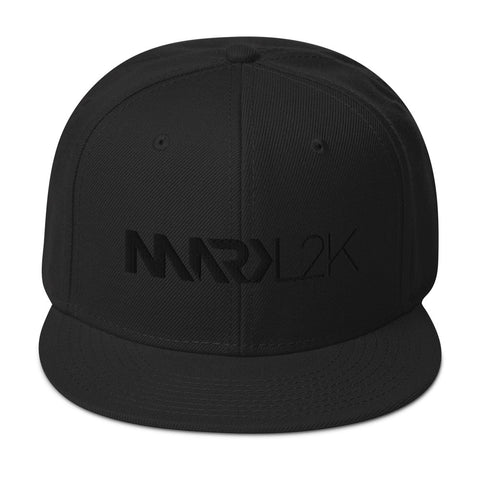 MarkL2K - Snapback-Cap mit Stick